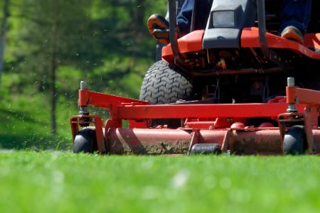 Why People Choose Professional Lawn Mowing Over DIY